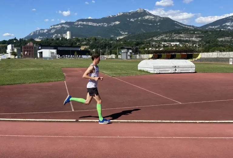 Guillaume Adam à l'entraînement sur la piste d'athlétisme de Chambéry