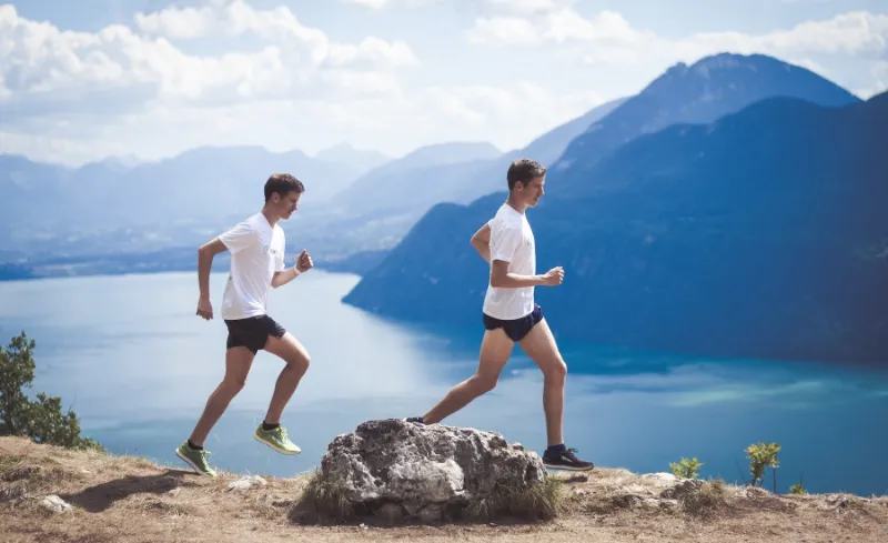 Deux coureurs au bord d'un lac de montagne