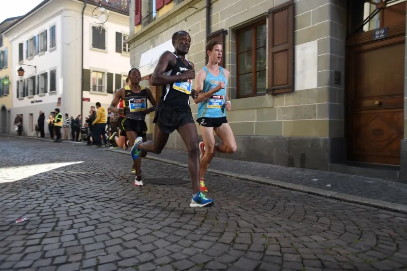 Guillaume Adam en course sur les pavés du 10 km de Lausanne