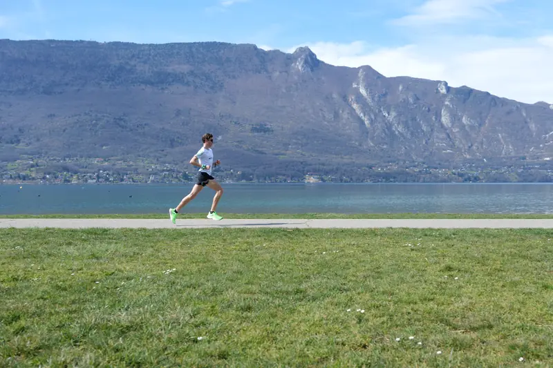 Guillaume Adam en footing au bord du lac du Bourget, face à la Dent du Chat