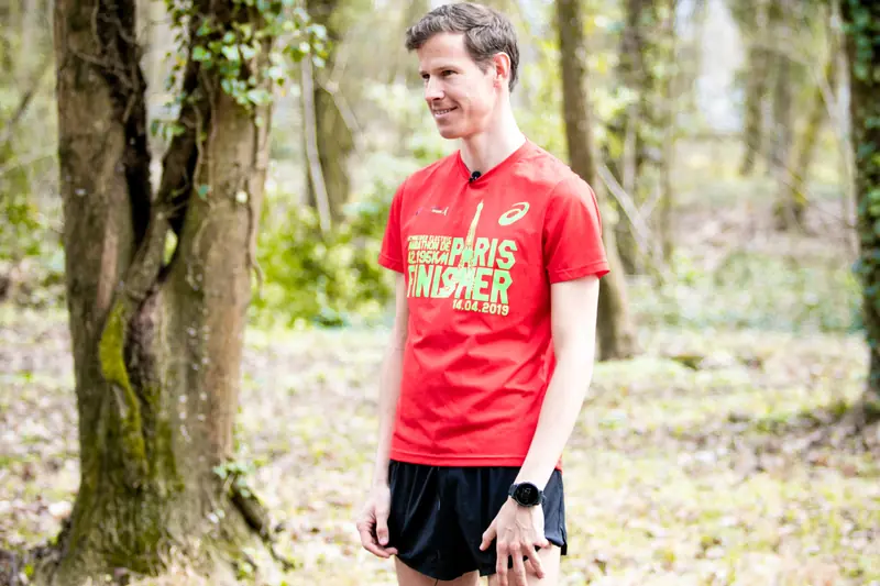 Guillaume Adam avec le t-shirt finisher du Marathon de Paris 2019