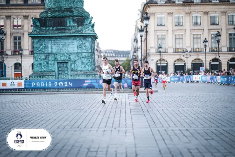Coureurs sur une place parisienne lors d'une course Paris 2024