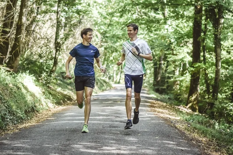 Deux coureurs sur un chemin forestier